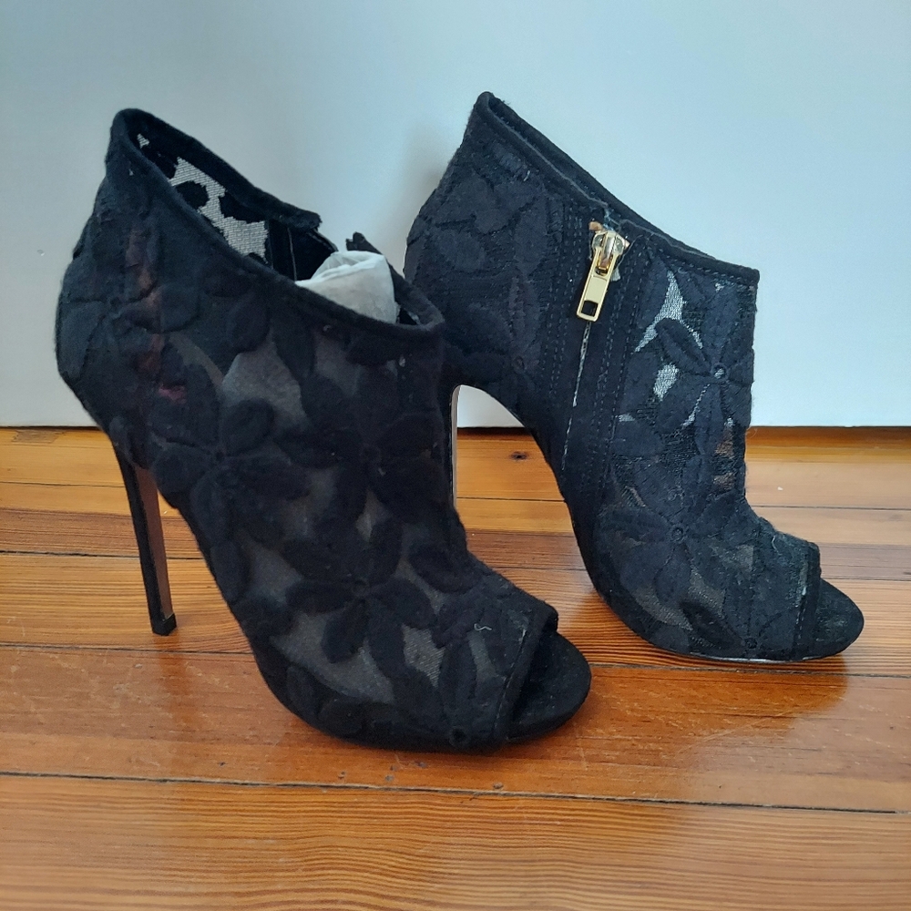 Betsey Johnson heeled black lace booties 6.5